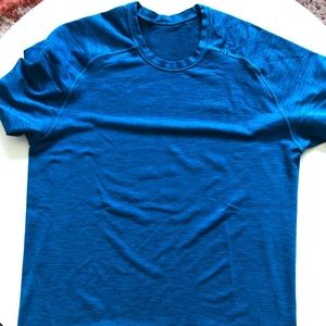 Lulu Lemon Size Medium workout shirt
